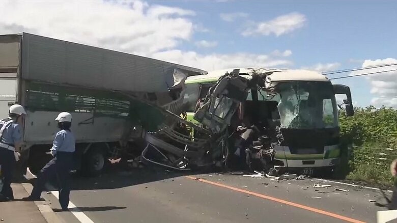【大事故の瞬間】トラックがバスに“突き刺さる”　運転席後ろの乗客も犠牲に…道が傾斜して「本当に事故多い現場」｜FNNプライムオンライン