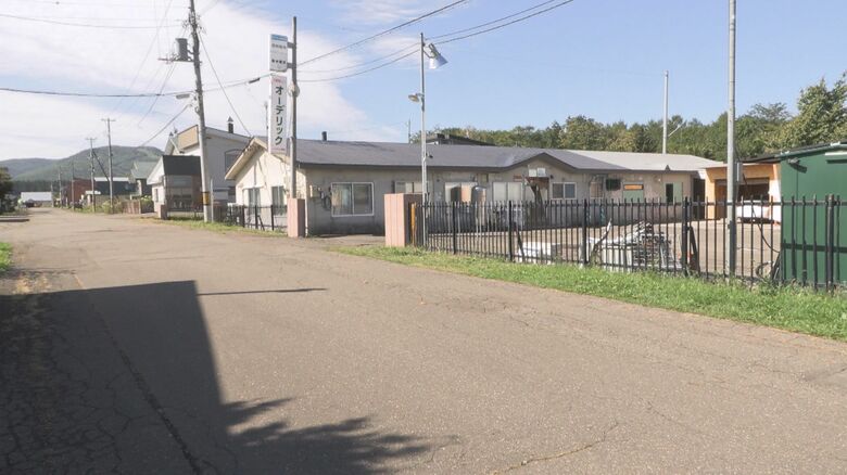【ひき逃げ事件】街路灯の点検をしていた40代男性が後ろから来た車にはねられる…頸椎損傷の重傷か…はねた車は逃走中…警察が行方を追う＜北海道遠軽町＞｜FNNプライムオンライン