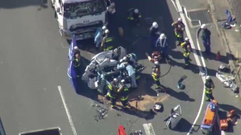 【速報】「軽自動車がトラックの間に挟まれた」女性１人が車内に…意識はある模様　広島・尾道バイパス｜FNNプライムオンライン