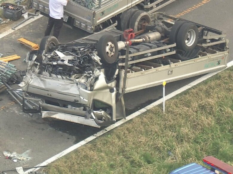 完全に裏返り運転席部分潰れる…堤防道路でトラック2台が正面衝突しともに横転か 計3人病院に搬送｜FNNプライムオンライン