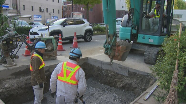 富山市中心部の漏水「60年経過の水道管に穴」 全国で進む老朽化、県内だけで2800kmが耐用年数超え｜FNNプライムオンライン