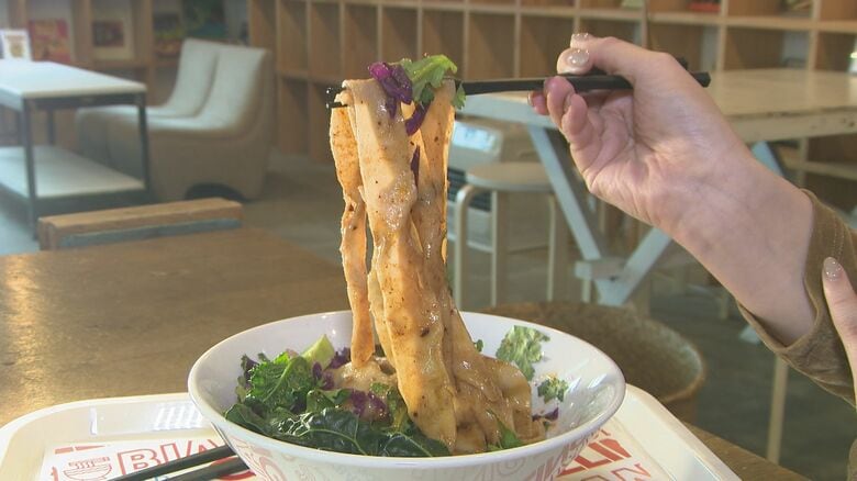 モチモチ！太くて長い“ビャンビャン麺” たっぷりの香味野菜に黒酢ベースのタレをかけた絶品メニュー #新潟グルメ｜FNNプライムオンライン
