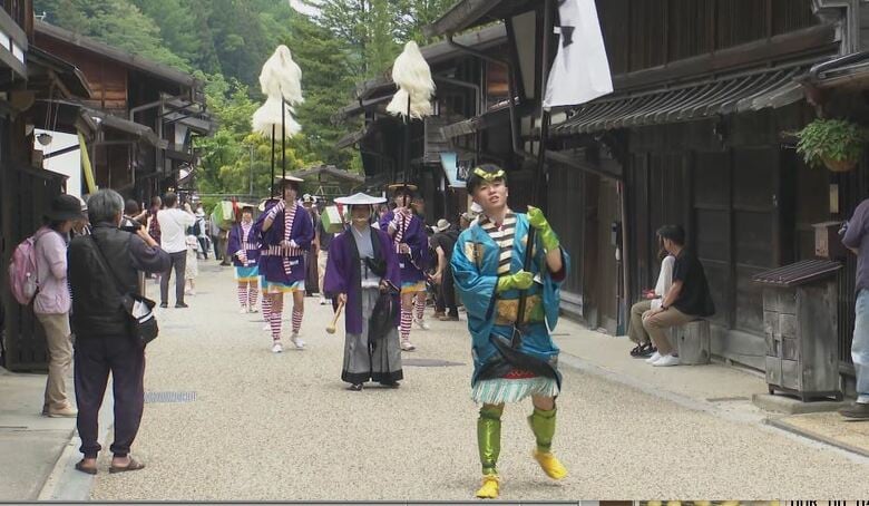 旧中山道の宿場町を行く時代行列　京の宇治から将軍に新茶を献上した故事を再現　「お茶壷道中」に観光客も熱視線｜FNNプライムオンライン