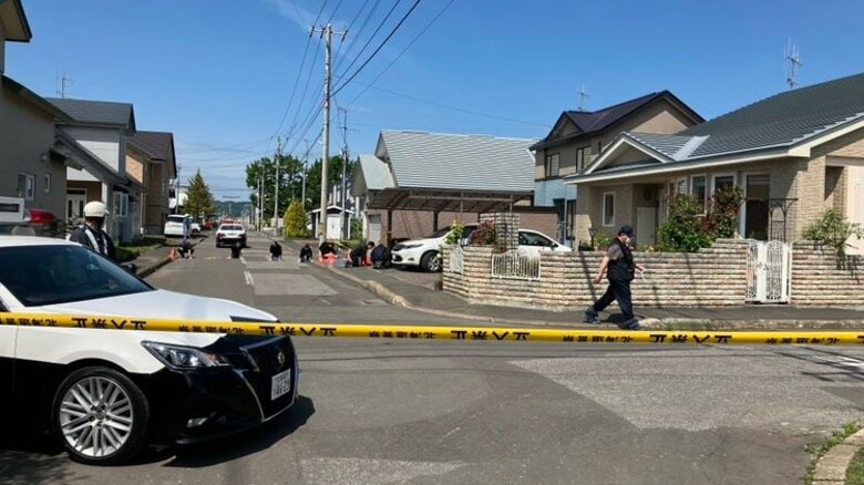 【速報】45歳息子が80代父親を包丁”切りつける”警察官到着時2人は家の前の道路に…父親は首から出血＋息子は現場に駆け付けた警察官にも包丁突き付ける→警察官が発砲→病院搬送も意識あり〈北海道北見市〉｜FNNプライムオンライン