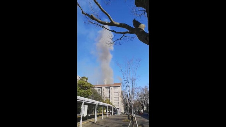 火事がおきている都立大学南大沢キャンパス(午後1時15分ごろ 視聴者撮影)