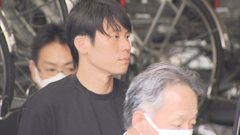 逮捕された岡田塁容疑者(45)(21日午前 麹町署)