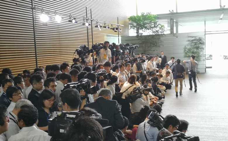 三脚にのった「生スルー用カメラ」以外がすべて「代表」のためスタンバイするカメラ