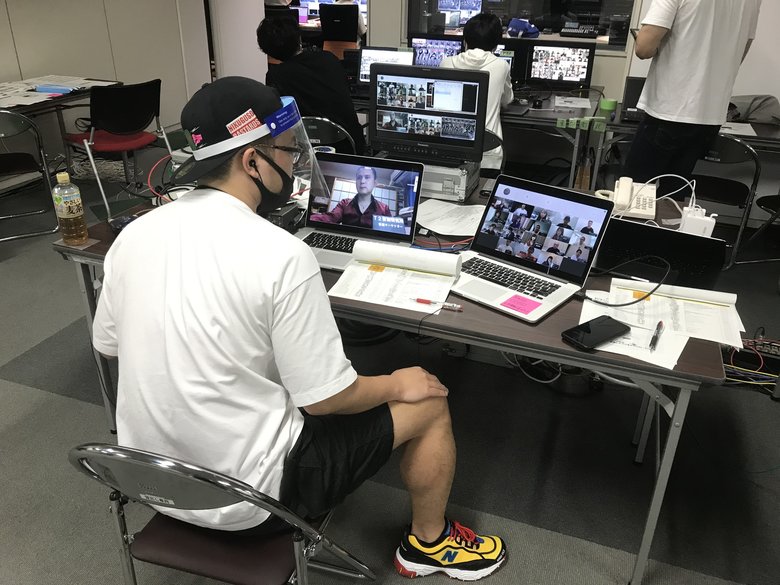 3台のPCを操作する番組ディレクター