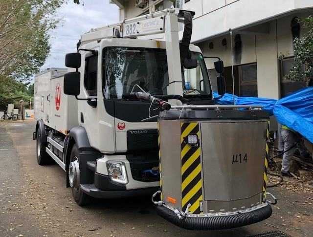 通常は航空機の翼上に付着した雪や氷を溶かす作業などに使う車両「DEICING CAR」