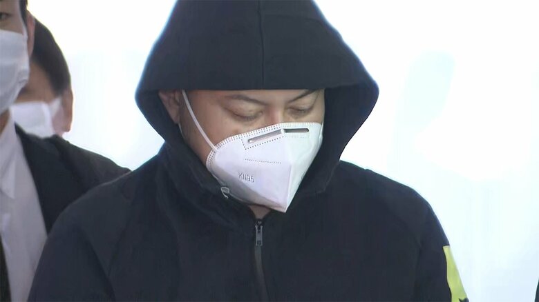 航空機を降りた渡辺容疑者(午前5時20分ごろ 羽田空港)