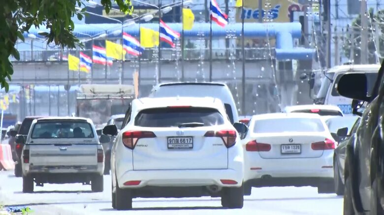 陽炎が揺れるバンコク市内の道路