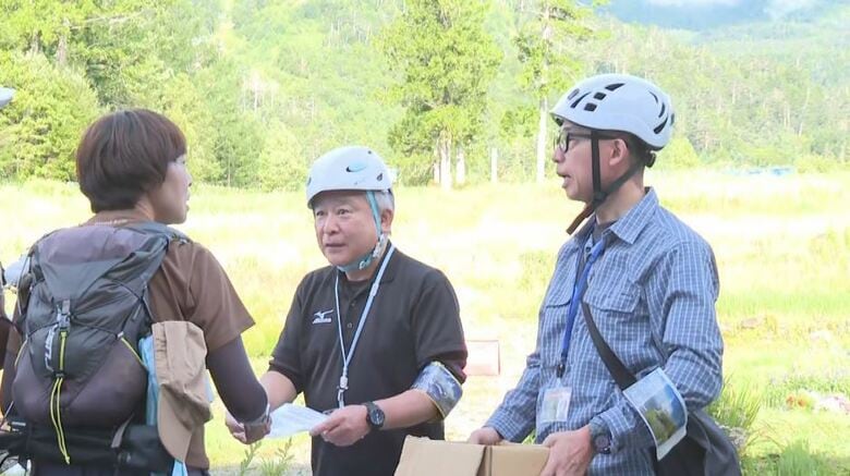 啓発活動をする里見さん（右）2024年7月28日、木曽町黒沢口