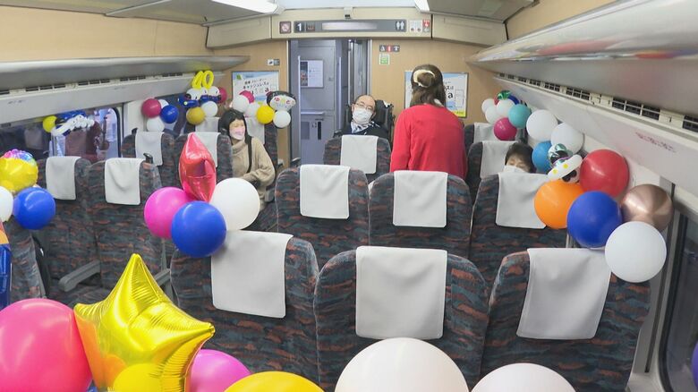 飾り付けられた車内