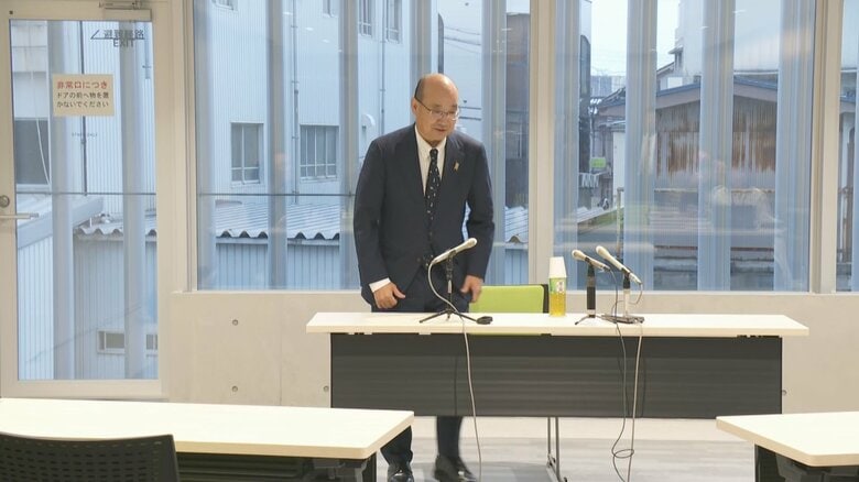 報道陣の取材に応じる上坂副市長