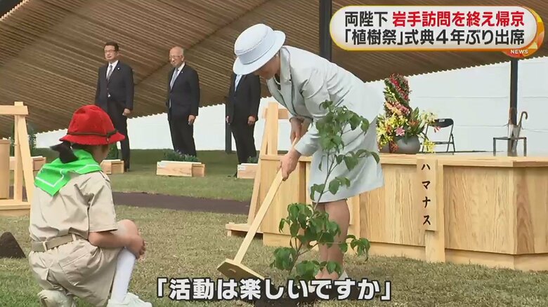 地元にゆかりの苗木を植え、小学生に声をかけられた
