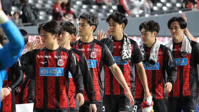 サポーターにハイタッチで応える高尾瑠選手（右から3人目）と大森真吾選手（右から4人目）