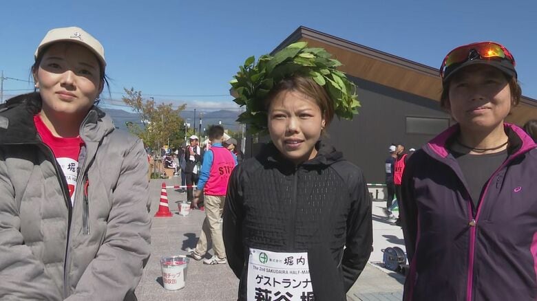 左から姉のくるみさん、萩谷選手、母親の朱見さん