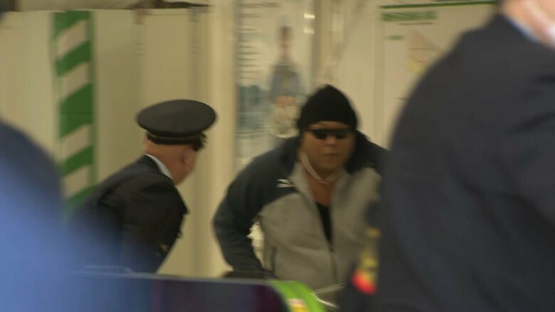 刃物男は駅員らを威嚇する