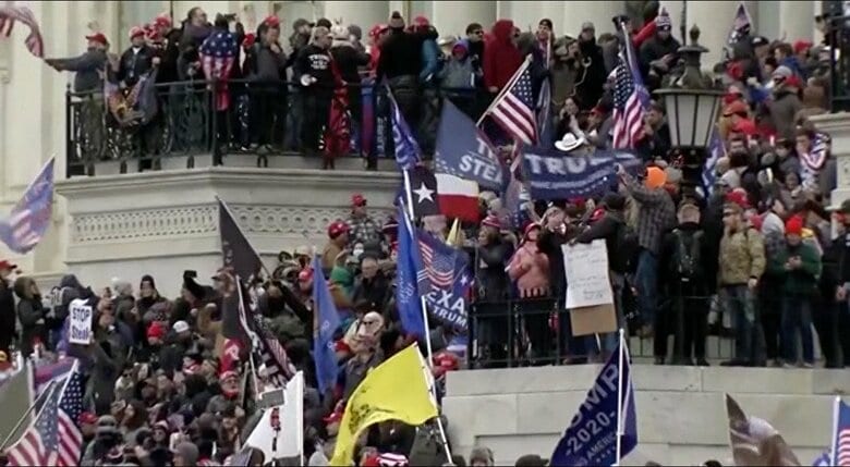 アメリカ連邦議会議事堂を襲撃するデモ隊