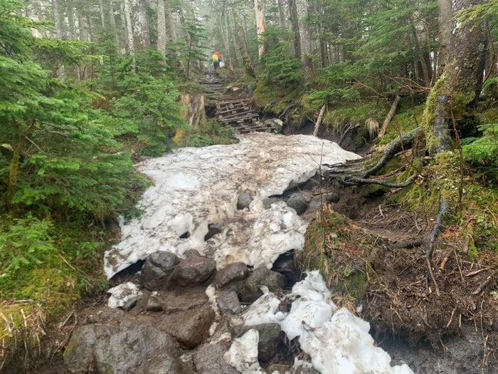 御嶽山の登山道には雪が残る