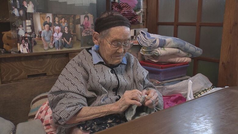 巾着袋を編む川崎セヨさん