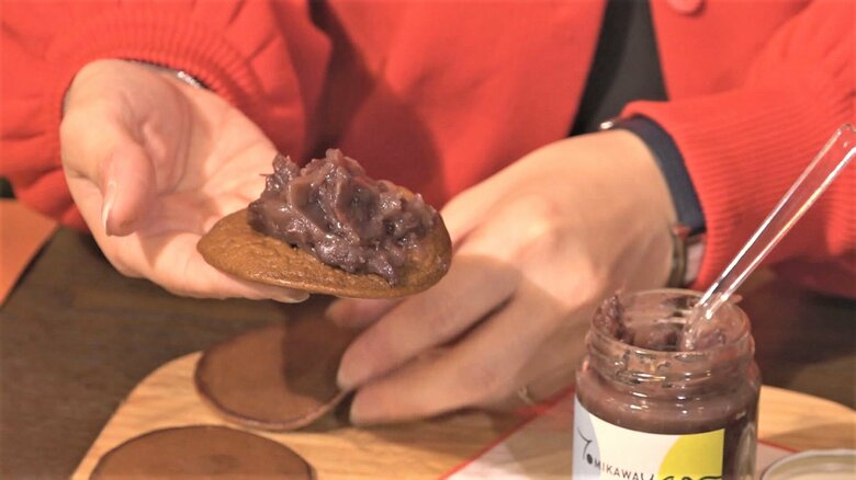 あんをジャムのように瓶詰めし、黒糖が入ったどら焼きに挟んで食べる