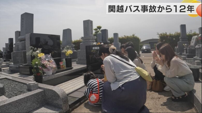 岩上胡桃さんの墓に手を合わせる友人たち