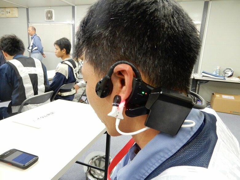 あんしんコミュニケーター　装着した様子（画像提供：京セラ）