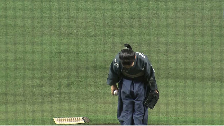 NHK大河ドラマ「軍師官兵衛」出演時の衣装で始球式に臨む若山容疑者（2014年）