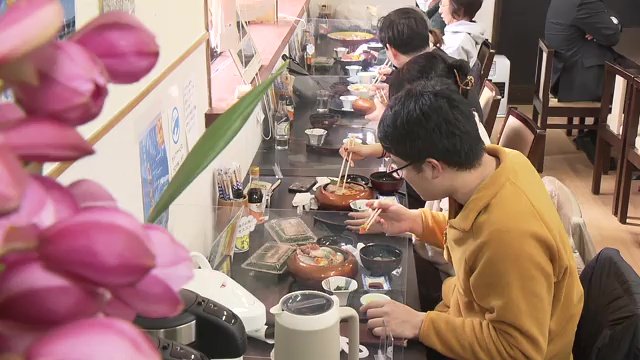 待ちわびた客で満席に