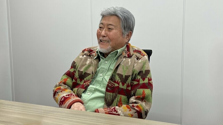 奥さまのエビソードを話し笑う小倉さん