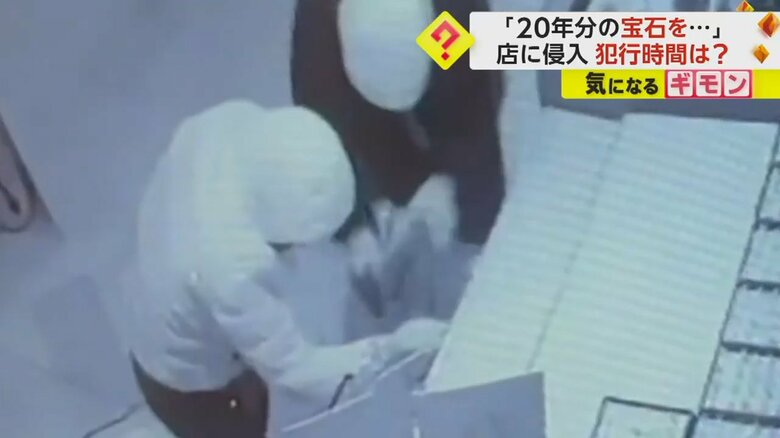 宝石を次から次へと袋の中に入れていく様子（画像：IHA）