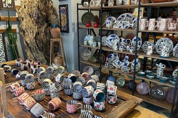 手書きで作られるイズニクの陶器製品