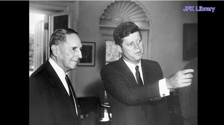 危機を救ったのはジョン・Ｆ・ケネディ大統領（当時）とダグラス・マッカーサ元連合軍総司令官