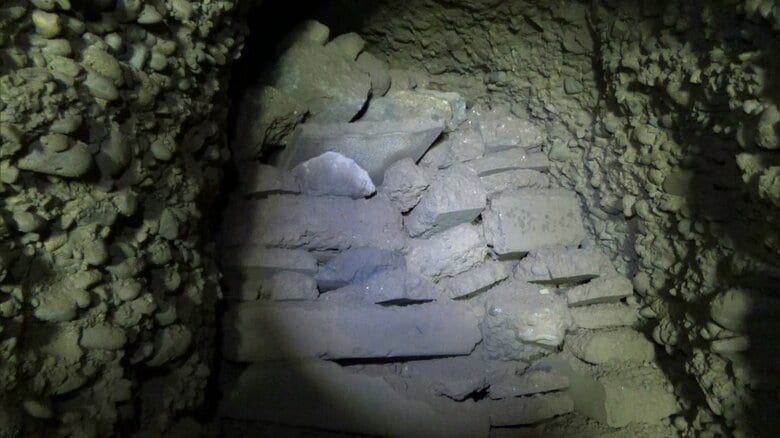 ”穴”の奥にある石積み