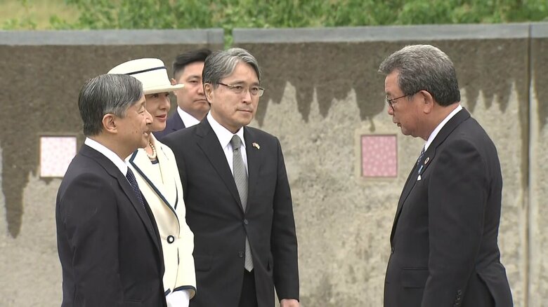 慰霊に立ち会った遺族代表らと懇談される両陛下