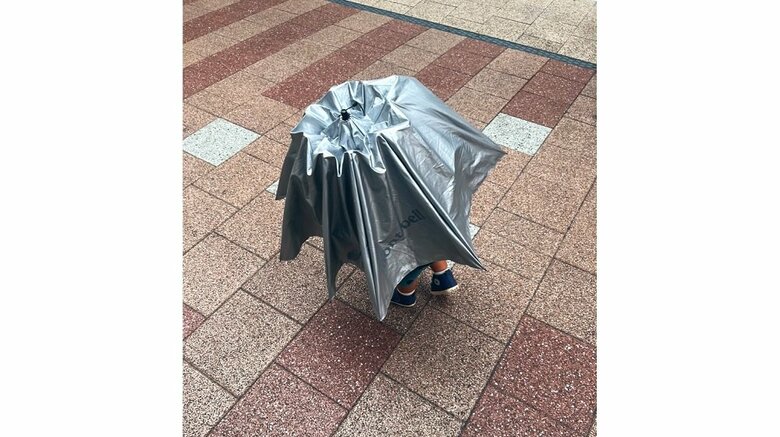 傘に包まれるかのような息子さん