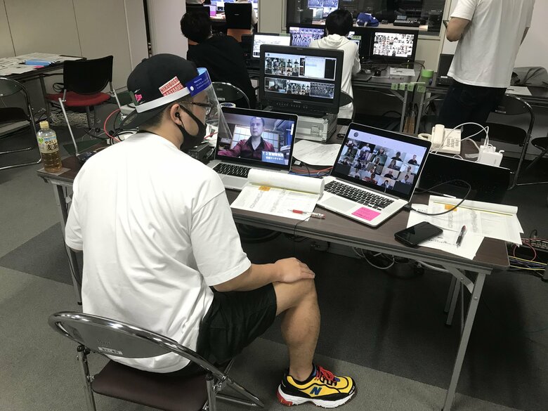 3台のPCを操作する番組ディレクター