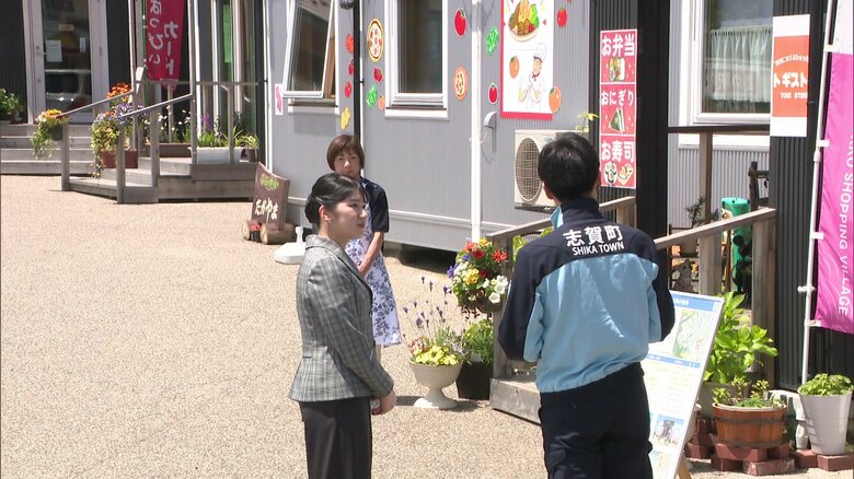 「道の駅とぎ海街道」の仮設店舗を視察される愛子さま(5月19日)
