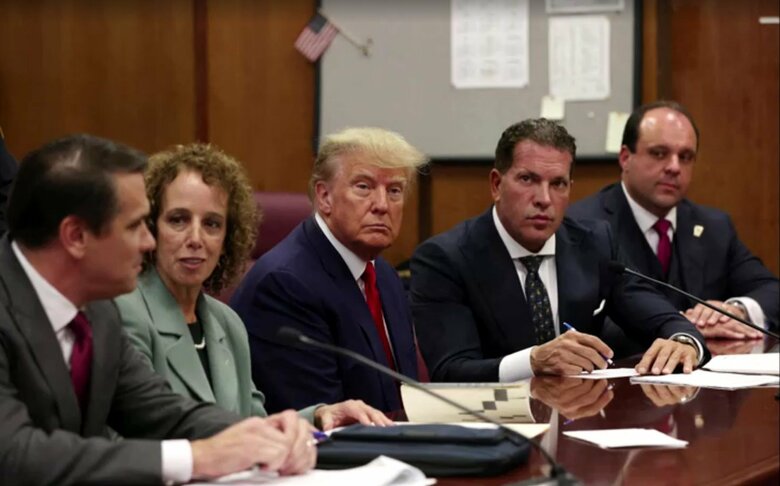 裁判所で無罪を主張したトランプ氏