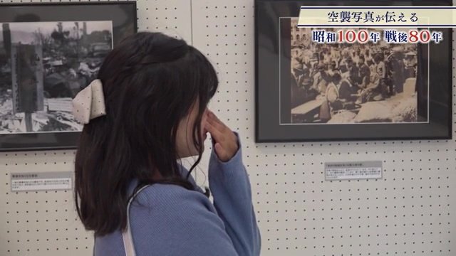 写真に見入る女性