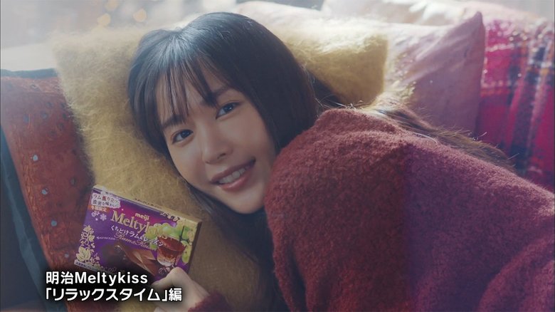 新垣結衣 寝転びカメラ目線で「とろけるぅ」くつろいだキュートな表情に視線くぎ付け