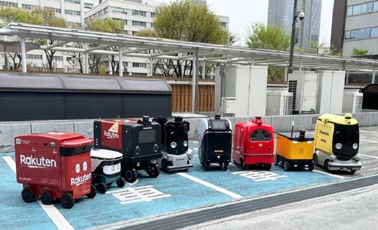 8台の自動配送ロボット（画像提供：経済産業省）