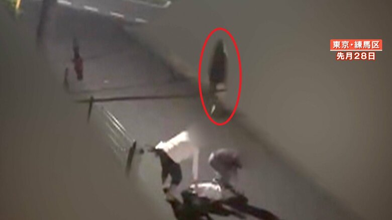 9月28日東京・練馬区　取り押さえられる横を素通りし、走って逃げる男