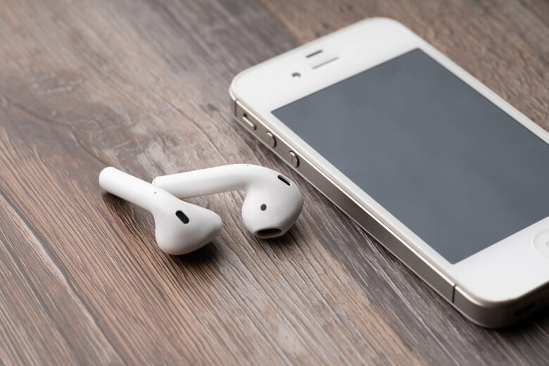 レジに並んでいるときのスマホ＆イヤホンはご注意を　画像はイメージ