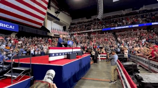 トランプ氏をMAGAと呼ばれる熱烈な支持者が支える