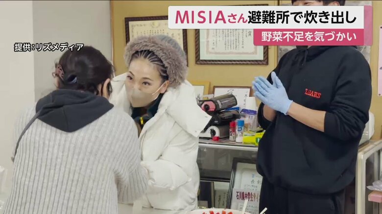 炊き出しをするMISIAさん