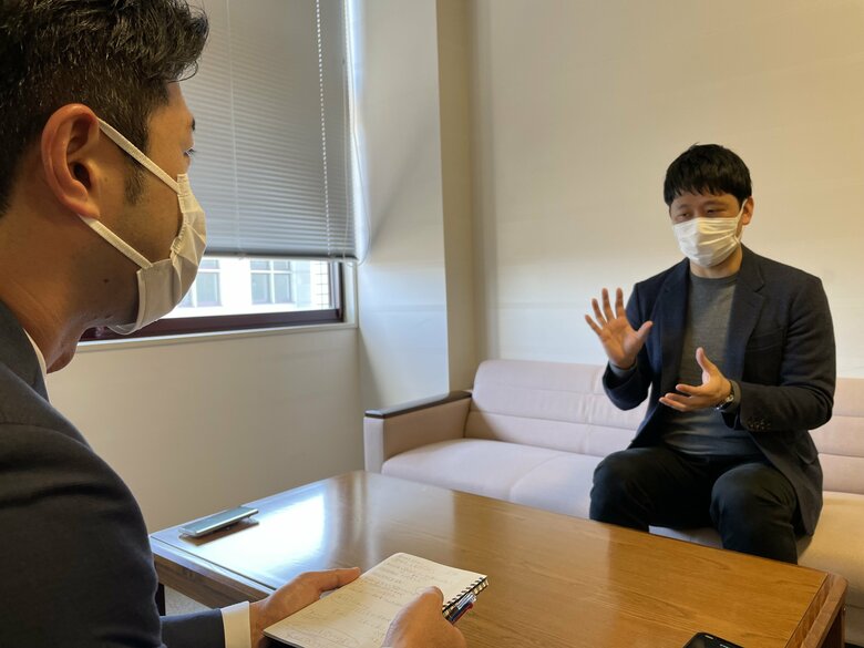 共働きが急速に進む中女性だけが育児休業をとるというのは難しい時代に