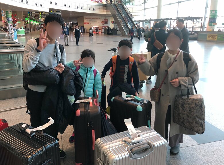 ロシアの国境封鎖前日、モスクワの空港に到着した4人（2020年3月）