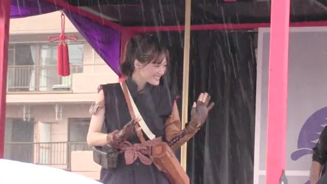 観客に笑顔で手を振る綾瀬さん